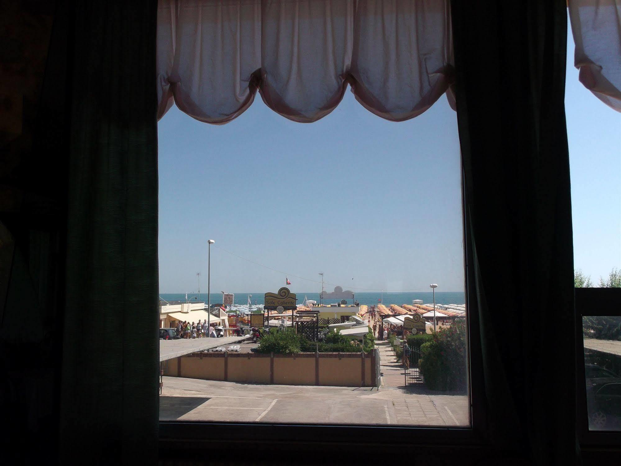 Hotel Carlton Beach Rimini Eksteriør billede