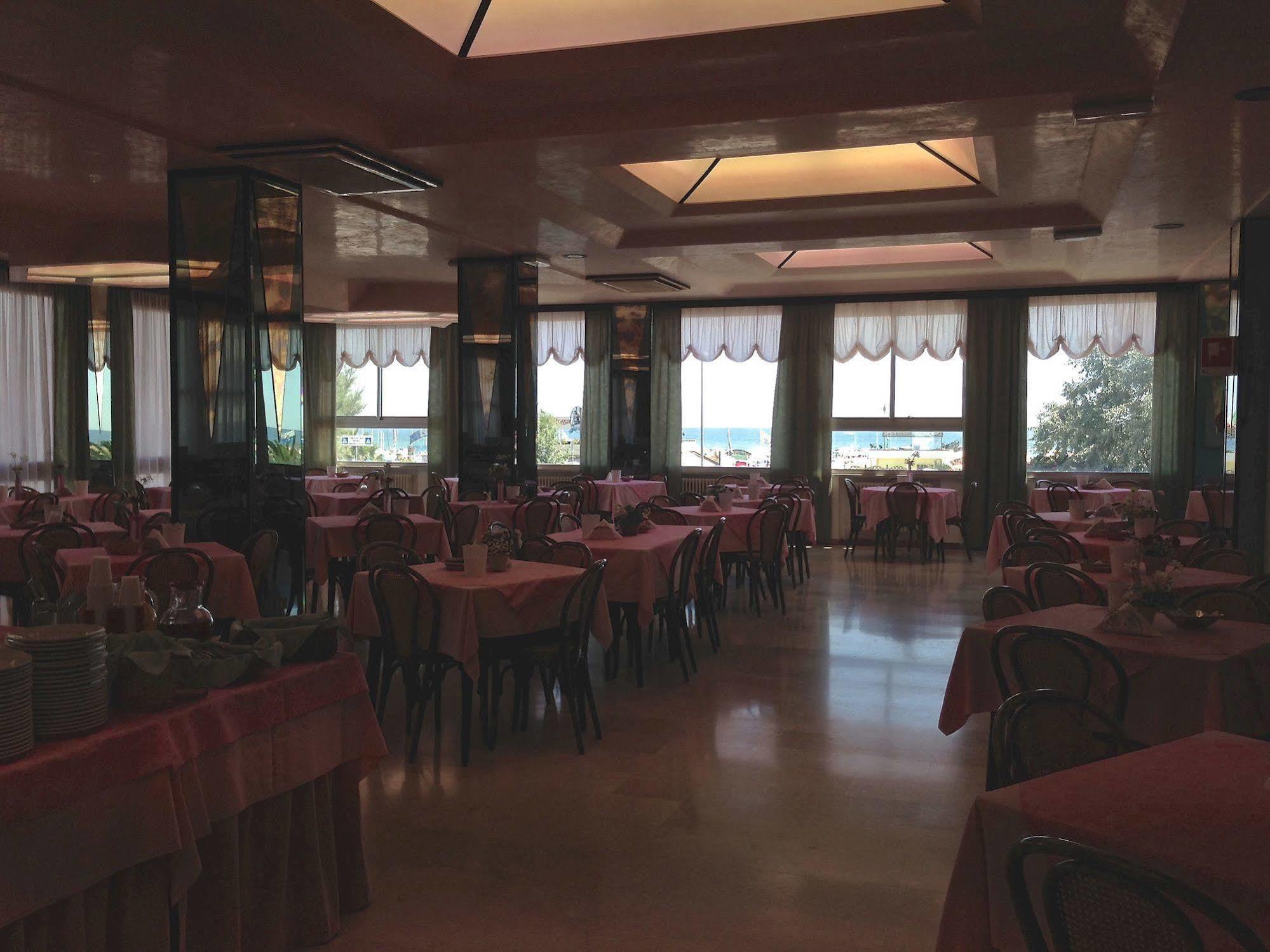 Hotel Carlton Beach Rimini Eksteriør billede