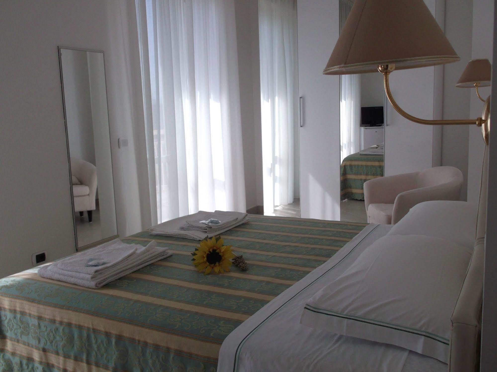Hotel Carlton Beach Rimini Eksteriør billede