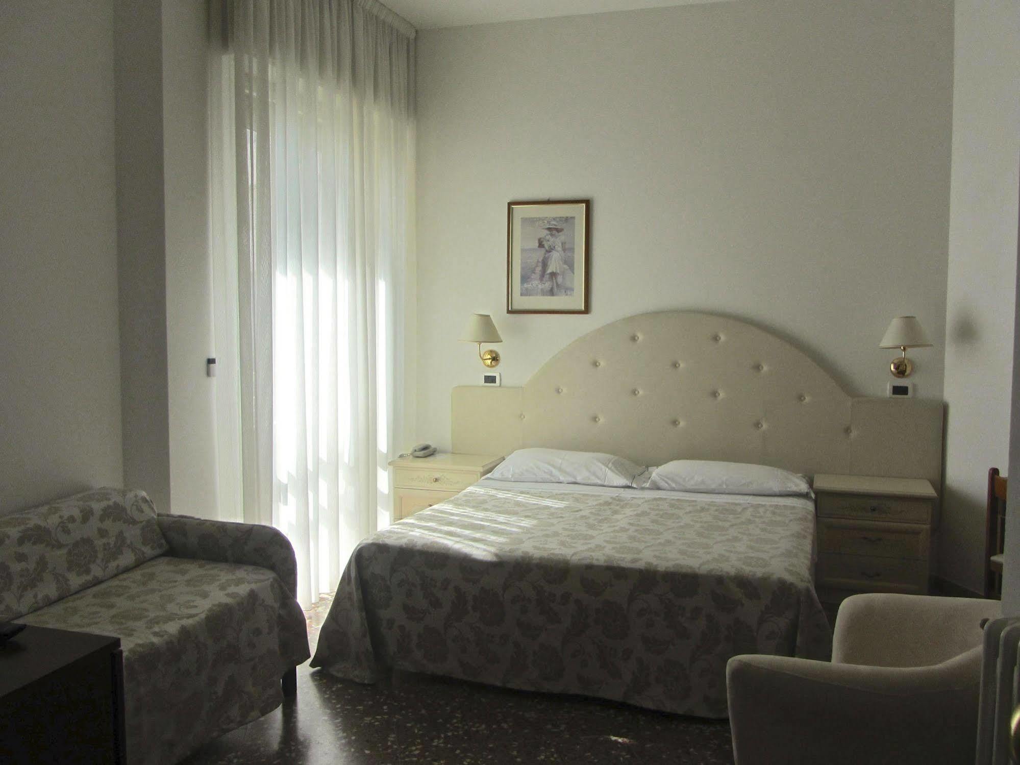 Hotel Carlton Beach Rimini Eksteriør billede