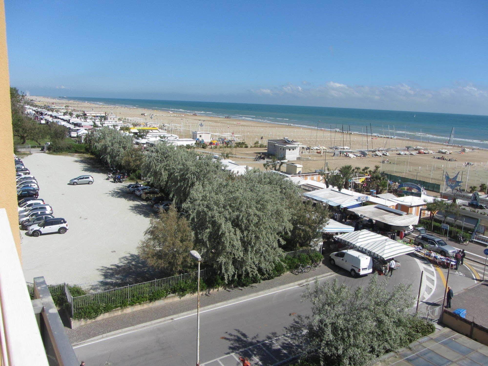 Hotel Carlton Beach Rimini Eksteriør billede